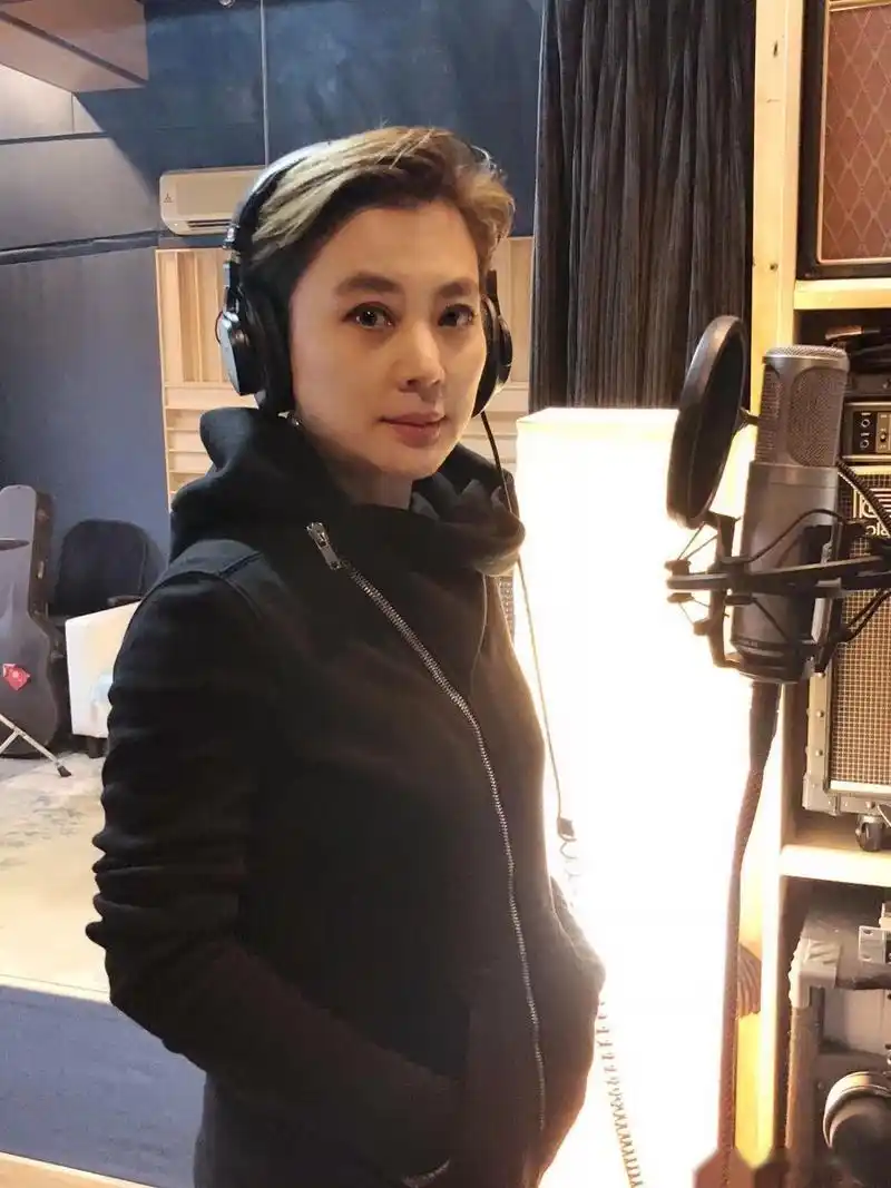 录制完央视的春节特别节目"开门大吉",从大兴星光鹏一路狂奔到录音室