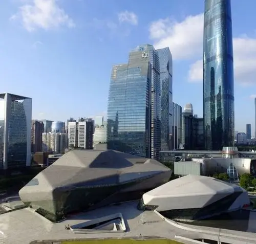 从高处俯瞰,广州大剧院像两块圆润的黑白鹅卵石,整个剧院没有一面