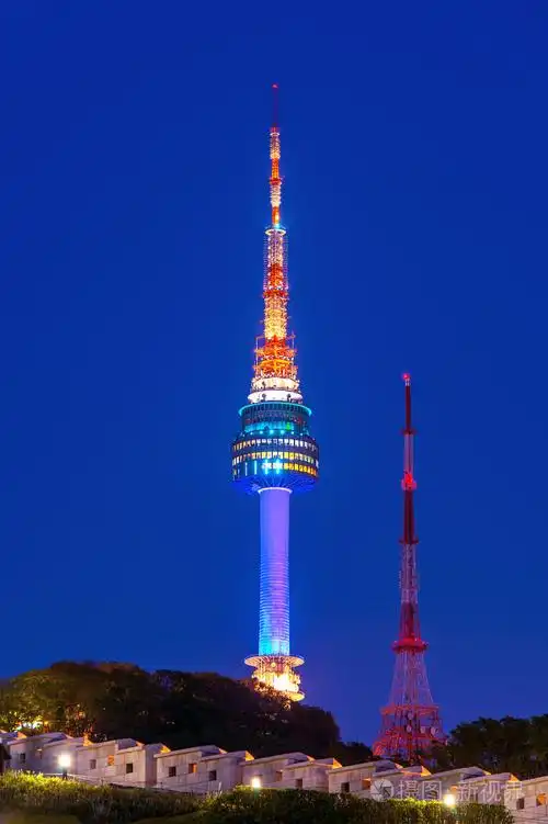 位于南山山位于中央,韩国首尔的 n 首尔塔