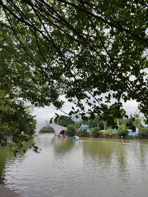 西湖公园的风景如画,值得我们大家走走看看. - 抖音