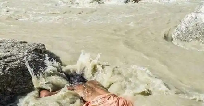 印度神秘族群食腐肉涂骨灰人均只有50岁称为了信仰净化灵魂