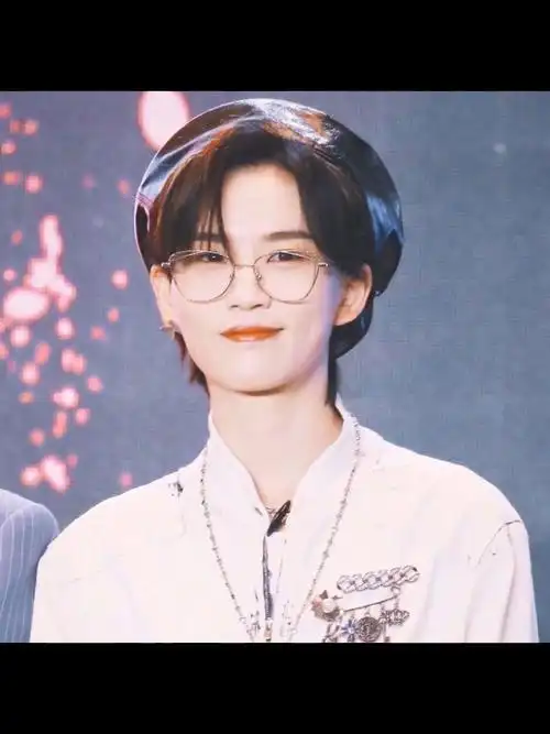 陆柯燃戴眼镜合集被眼睛封不住的颜值 苏