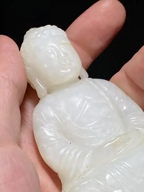 8 高8.2厘米 重160克  佛像为和田白玉质圆雕.