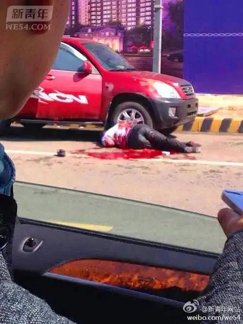 大连开发区一男子被当街砍死血流一地