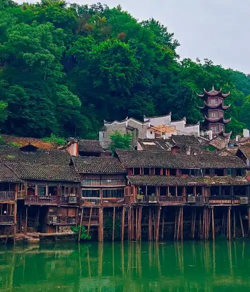 作品日期:6月29日作业主题:青山·碧水·吊脚楼学员编号:45号学员姓名