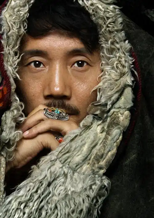 著名歌手容中尔甲:"青歌赛"获银奖,娶服务员做妻子幸福吗