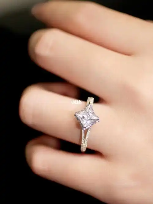 这枚公主方钻戒抵挡不住的魅力