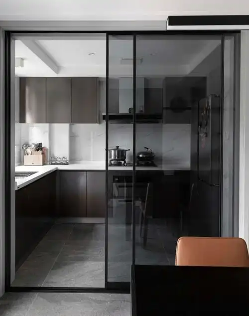 便采用窄框玻璃移门与灰玻璃做隔断,保证空间的通透采光性,同时也呈现