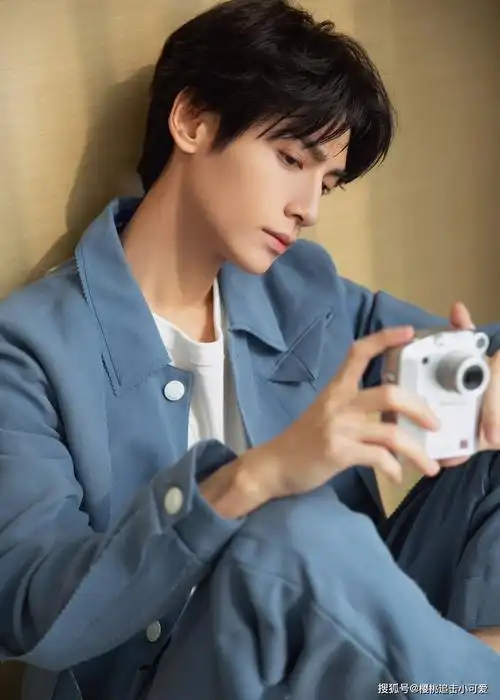 罗云熙《半是蜜糖半是伤》热播,现代装颜值能打,你被迷住了吗?