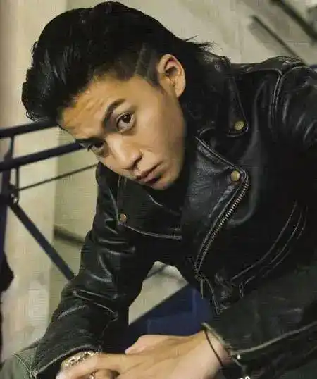 男生别嫌弃"两边铲光"发型,秋冬最帅气的剪发,有这5款就够了_手机搜狐