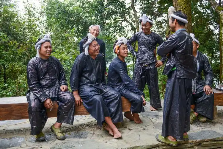 原创中国最古老苗族部落男人镰刀剃头佩戴手枪可身后为何挂彩带