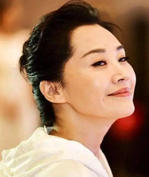 许晴多年绯闻缠身54岁仍未结婚生子