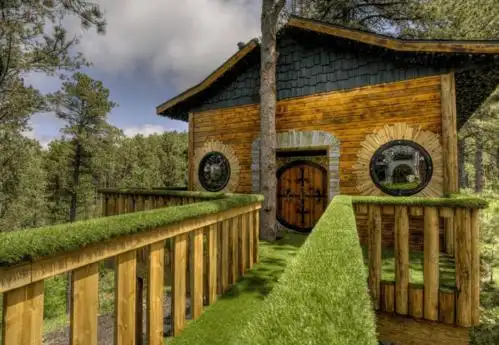 住在远方:一间霍比特人风格的树屋