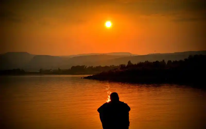 夜晚伤感男人的背影