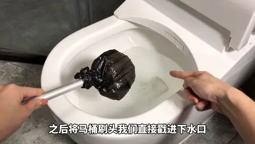 下水口,用力戳动,速度要快并且来回戳动,这样可以形成压力,使堵塞马桶