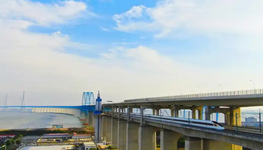 《复兴号驶出沪通长江大桥》 赵亿政 摄