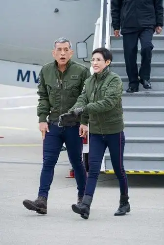 原创68岁泰王哪肯服老穿完背心再穿金丝镶边露肩装也是时髦小伙子