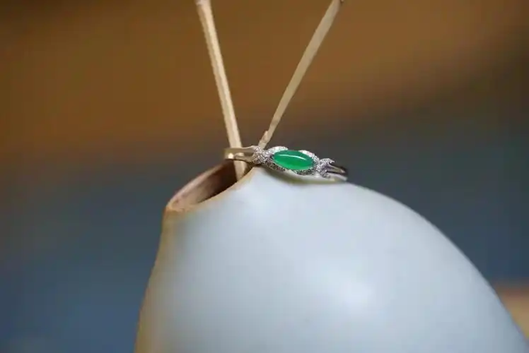 18k金翡翠冰阳绿戒指