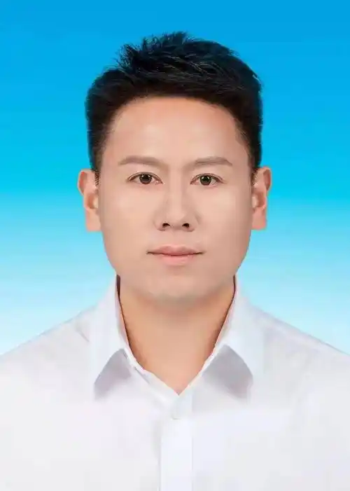 男,汉族,1977年12月出生,大学学历,中共党员,现任江西省都昌县委副