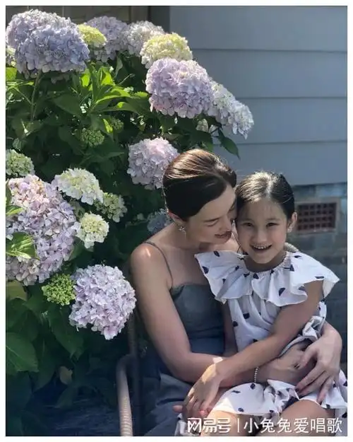 混血模特难得返港 欲嫁豪门却接连碰壁 现被网友偶遇在夜市摆摊