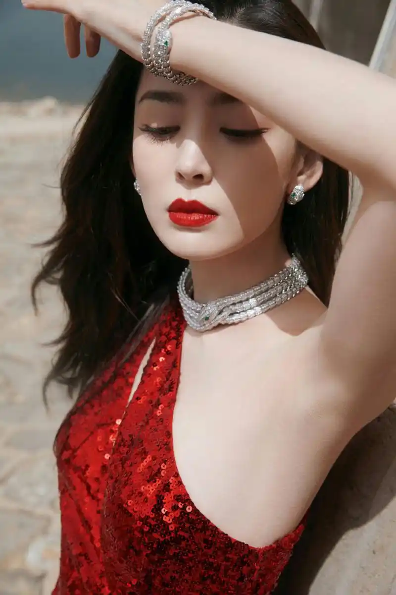 古力娜扎这一身红裙,还是很明艳的,期待未来在红毯的表现更加明艳!