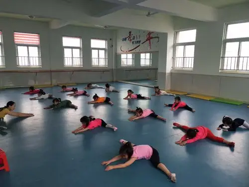 横叉趴下去以后我们肚皮都可以贴紧地面了呢.