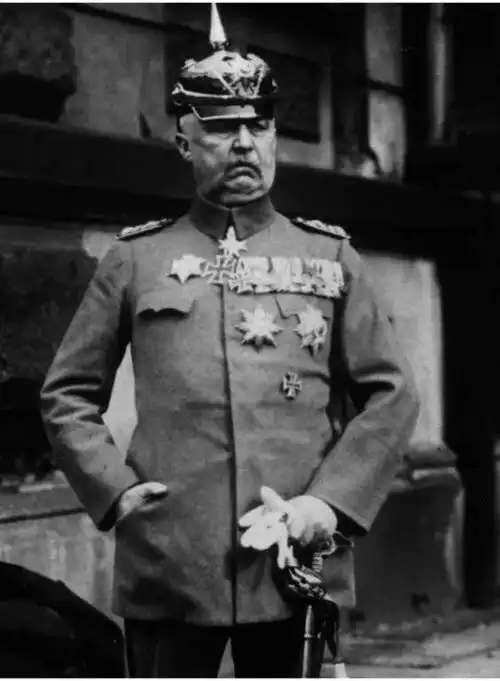 普鲁士统一德国后,容克贵族又开始固态萌发,把大量自家子弟塞进军队