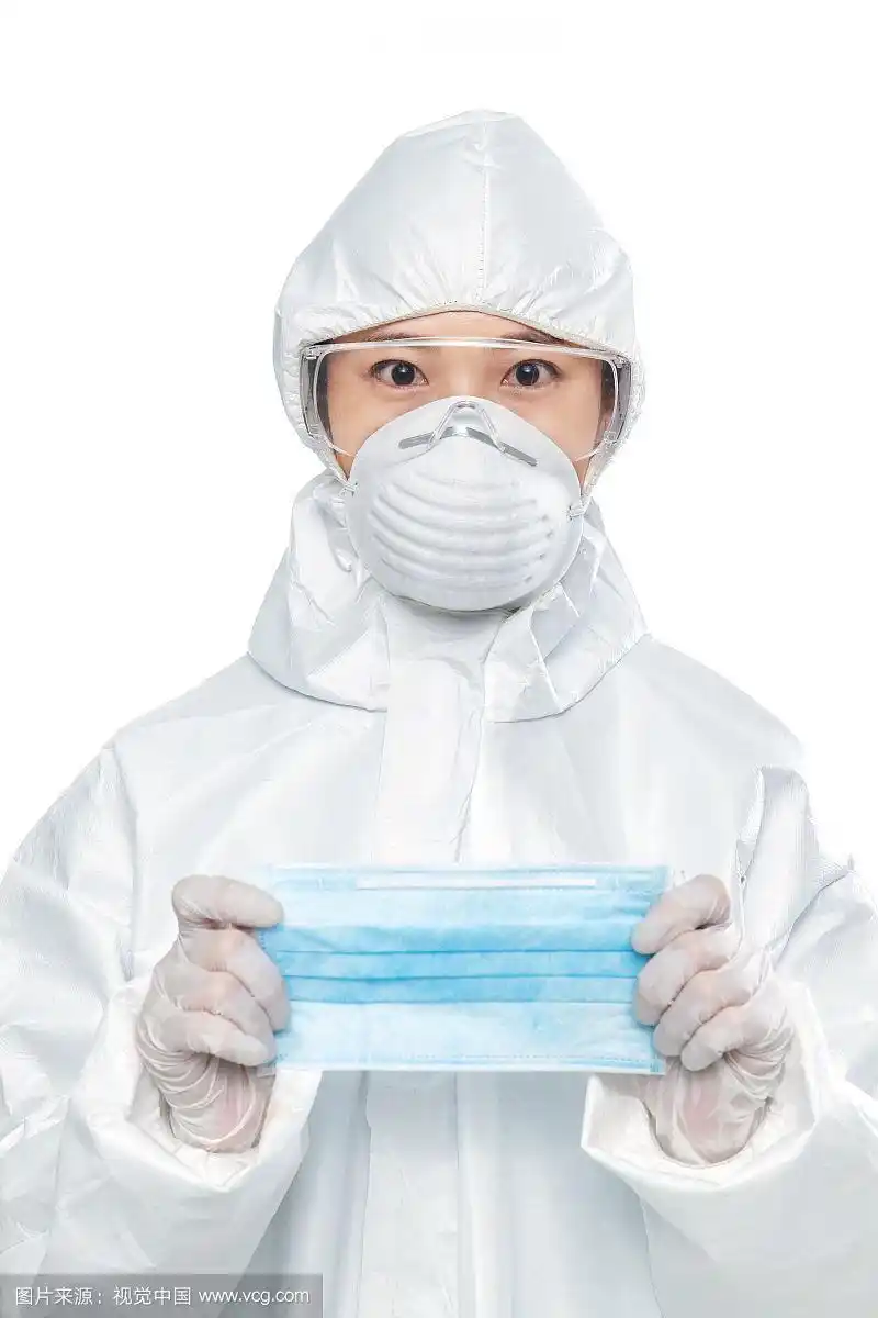穿防护服的年轻女医生