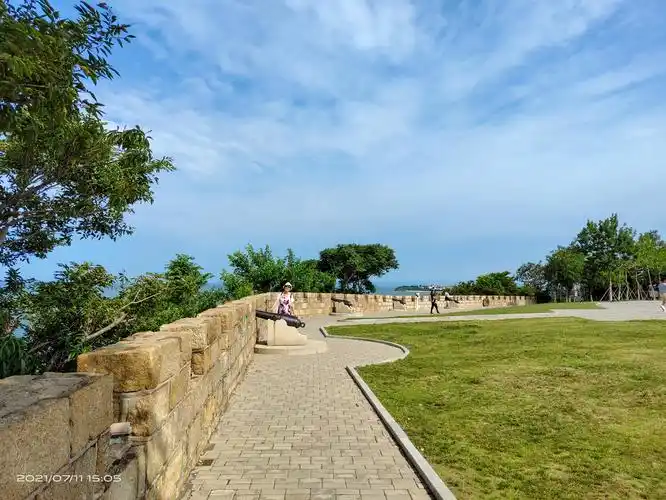 东炮台海滨风景区位于中国优秀旅游城市山东省烟台市最美丽的滨海路段