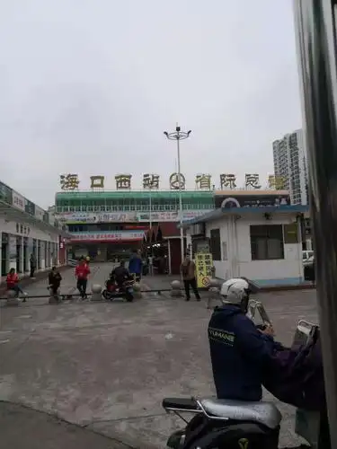 海秀西路海口西站省际总站前路面有烟蒂,纸屑,槟榔渣,槟榔水污渍及