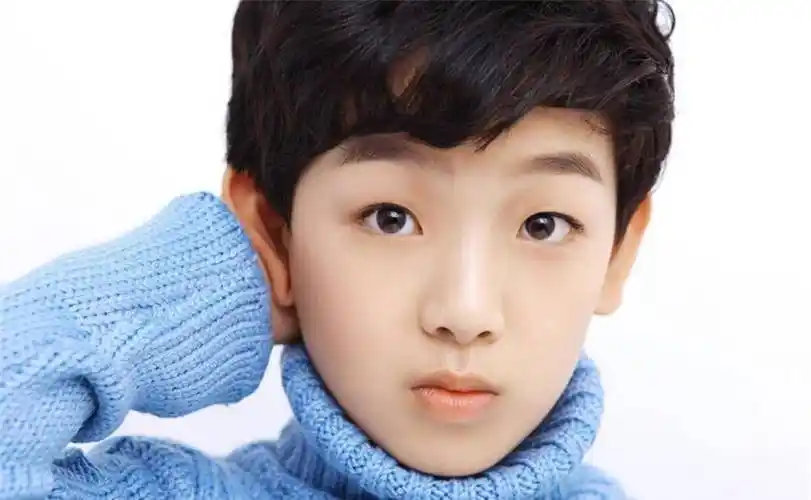 黄天崎八岁在一家报社做小记者的时候,因为经常露面被导演发现,在一部