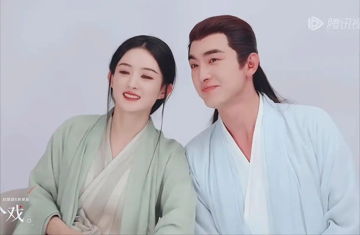 赵丽颖林更新与凤行采访动图