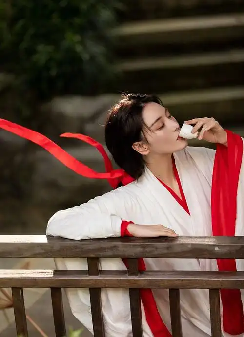 张馨予红裙白衣演绎古风侠女 执笔泼墨林中饮酒英气十足