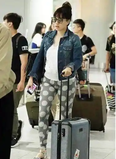 打底裤直接上阵,全程骆驼趾清晰可见!_齐刘海_女神_外套