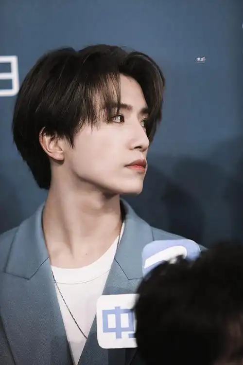 into1伯远 正统唱跳ace