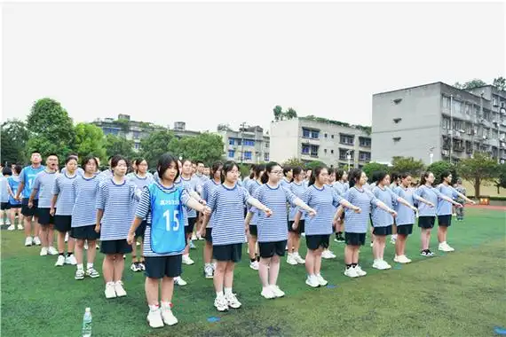 崇州市蜀城中学2023级新生军训正式启动