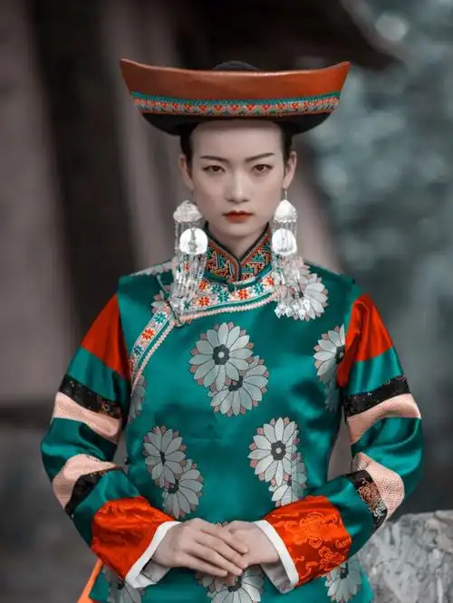 土族传统服饰四舍五入一万块的衣服