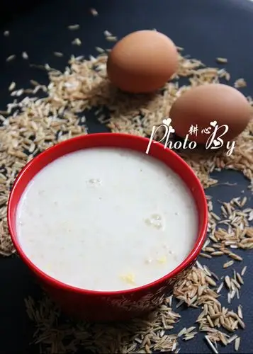 具有多种疗效的牛奶鸡蛋燕麦粥