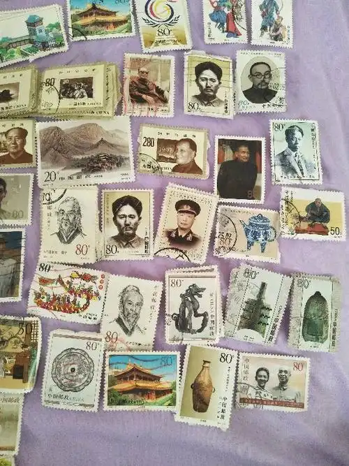 请问这些邮票里有值钱的吗?