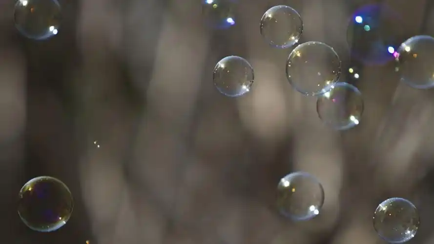 阳光下的彩色泡泡壁纸