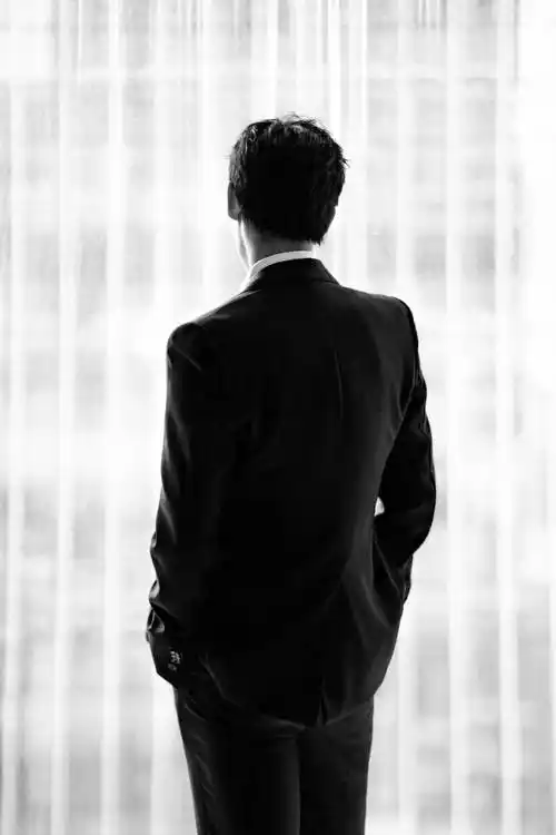 杨洋西装造型花絮照掉落 黑白滤镜尽显高级质感