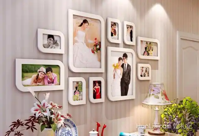 结婚照摆放照片墙效果图(婚房结婚照相片墙怎么布置好看)-锐牛沃德