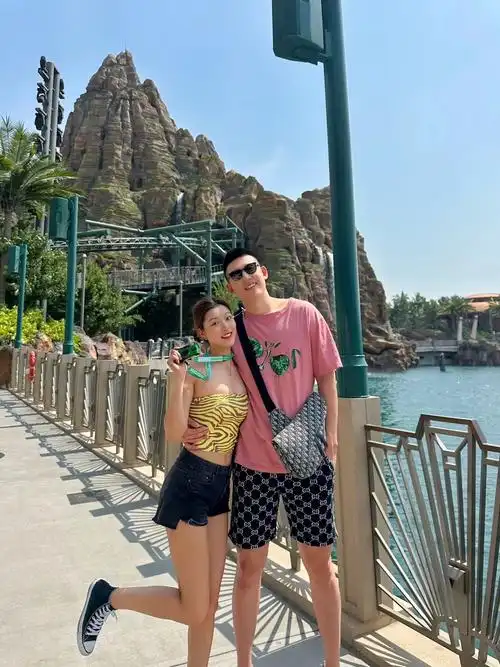 甜蜜暴击!付豪女友晒二人的出游视频