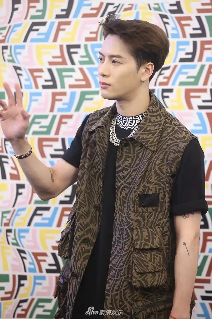 组图:王嘉尔三七分发型酷炫抢眼 印花马甲配黑t生图帅气逼人