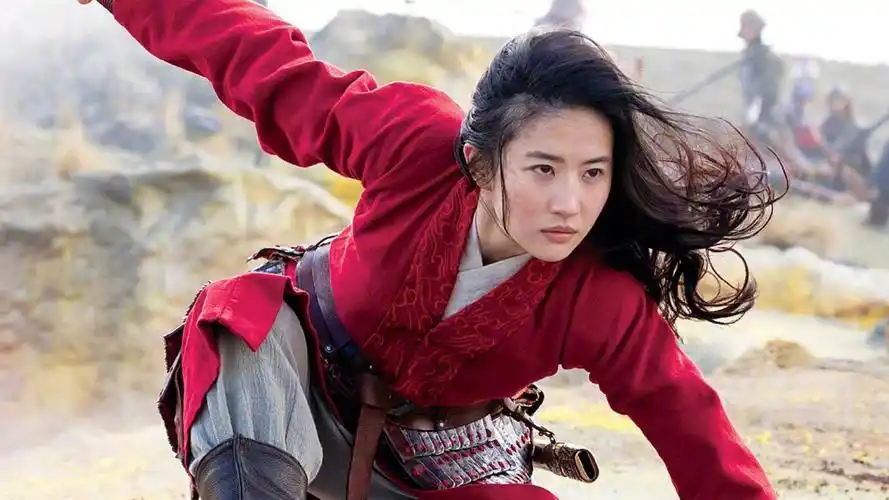 刘亦菲再登杂志封面,花木兰的造型打扮,单手撑地气势太强了