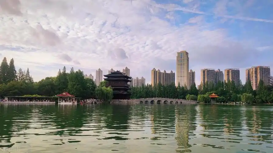 逍遥津景区是合肥市著名的旅游胜地,在长江与淮河的交汇处,汉代以来即