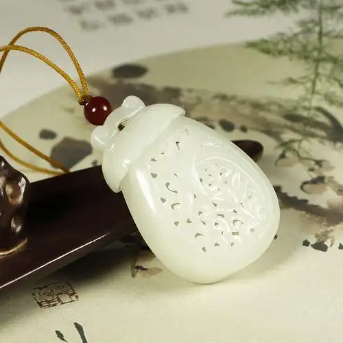 精品拍卖 青年玉雕大师莫小龙作品新疆和田白玉镂空香囊福挂件18克