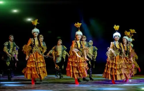 舞蹈刚柔相济,热情奔放,表现了哈萨克族人民热爱生活,追求幸福顽强不