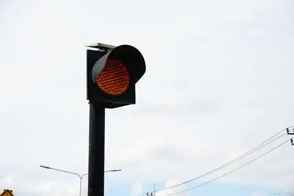 "黄灯"最后一秒过线,继续走算不算闯红灯啊?交警:再强调一遍