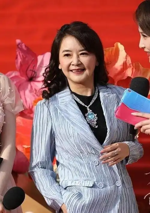 胡慧中穿少女蕾丝裙故作甜美却是满脸横肉戴大绿宝石提身价